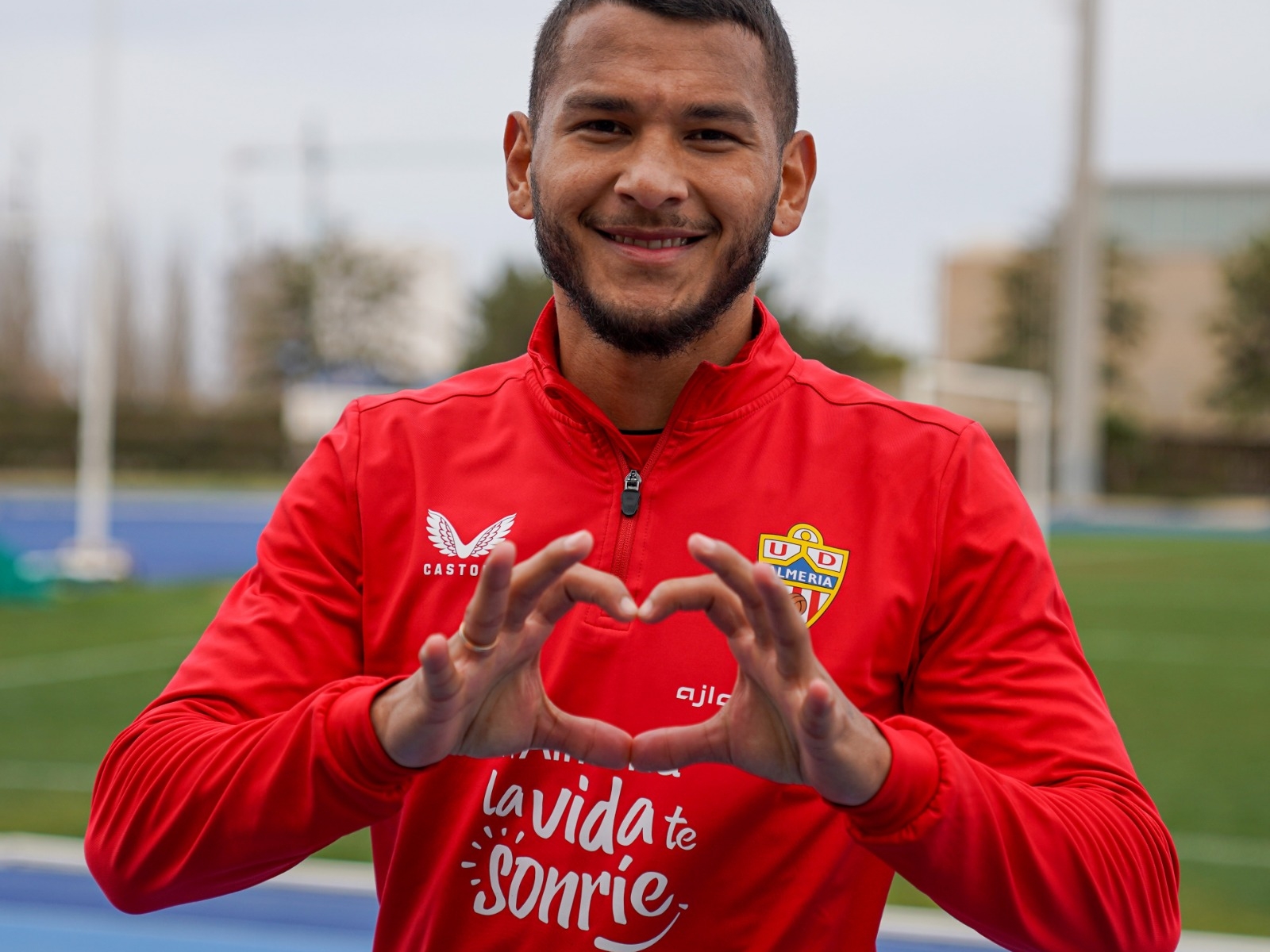 Jugador de la UD Almería con la camiseta con slogan En Almería la vida te sonríe
