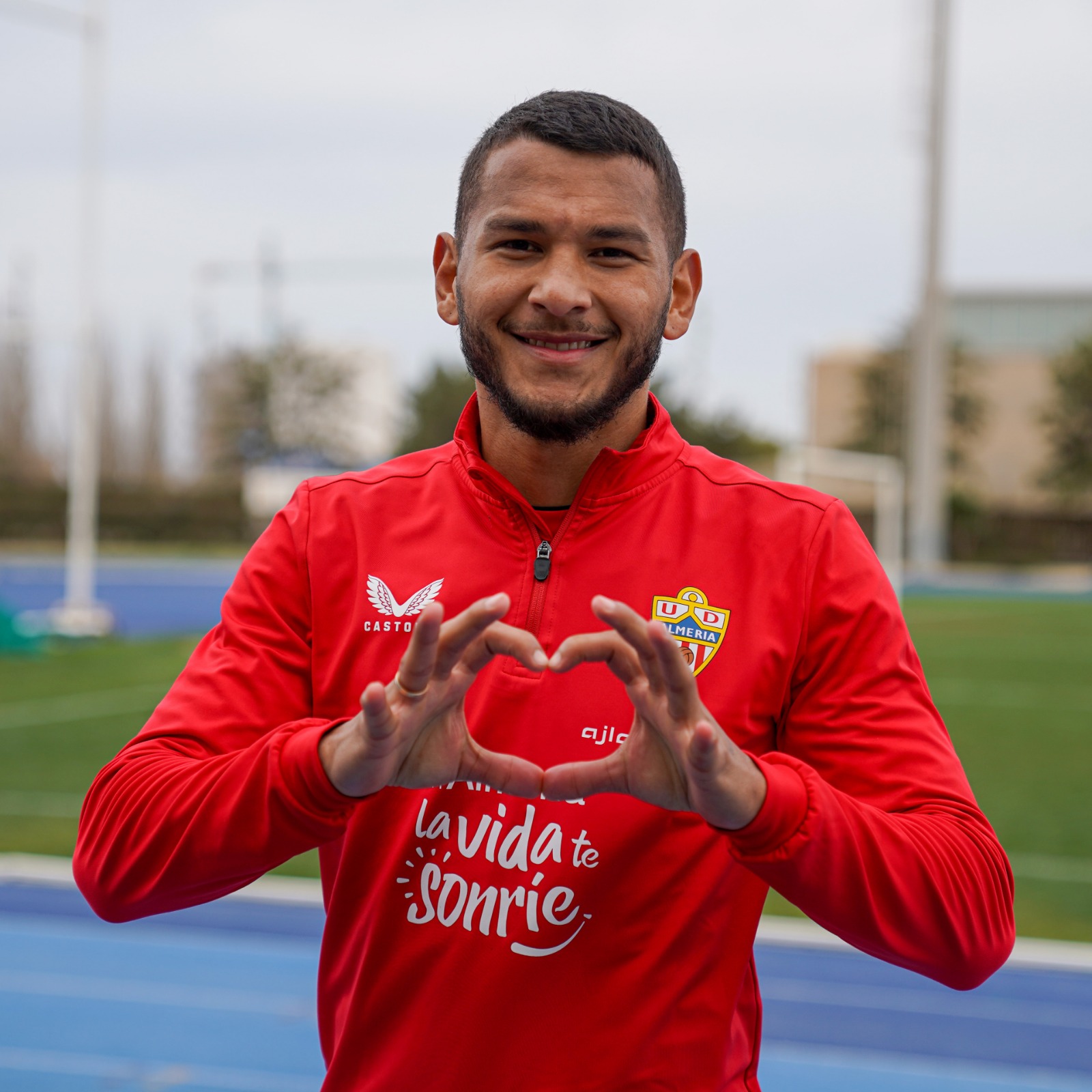 Jugador de la UD Almería con la camiseta con slogan En Almería la vida te sonríe