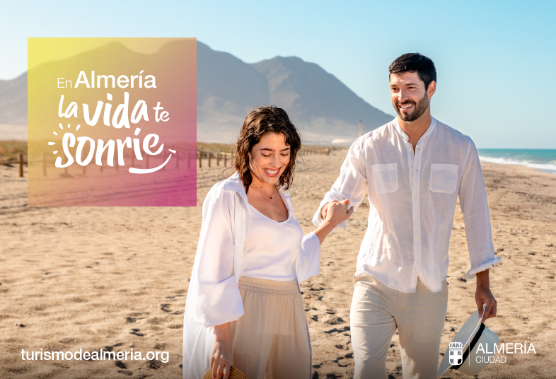 Campaña fotográfica En Almería la vida te sonríe, una pareja paseando por la arena de la playa