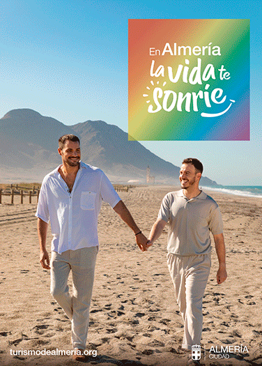 En Almería la vida te sonríe, una pareja paseando por la arena de la playa cogidos de la mano